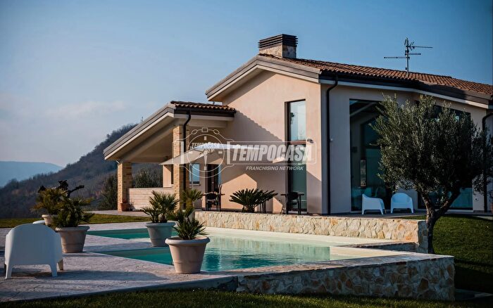 Casa con 6 locali in vendita in Via Colle Crudele, San Martino Sulla Marrucina