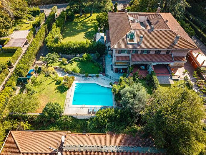 Appartamento con 10 locali in vendita in Via di Decima, Roma