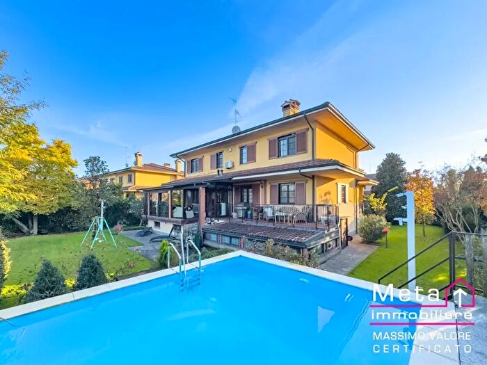 Casa con 8 locali in vendita in Via XXV Aprile, Tribiano