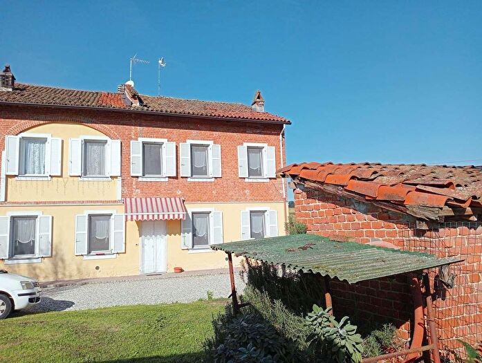 Casa con 12 locali in vendita in Masio