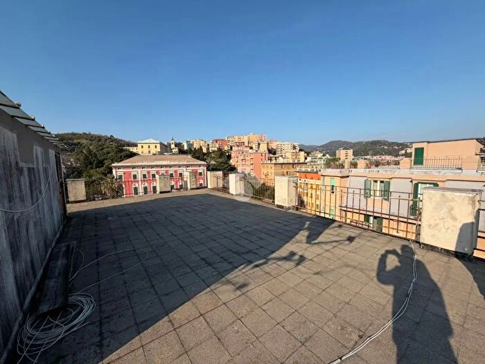 Appartamento con 8 locali in vendita in Via Corniglianod, Genova