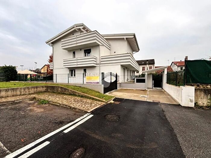 Appartamento trilocale in vendita in Via Don Luigi Grisostomi, Correzzana