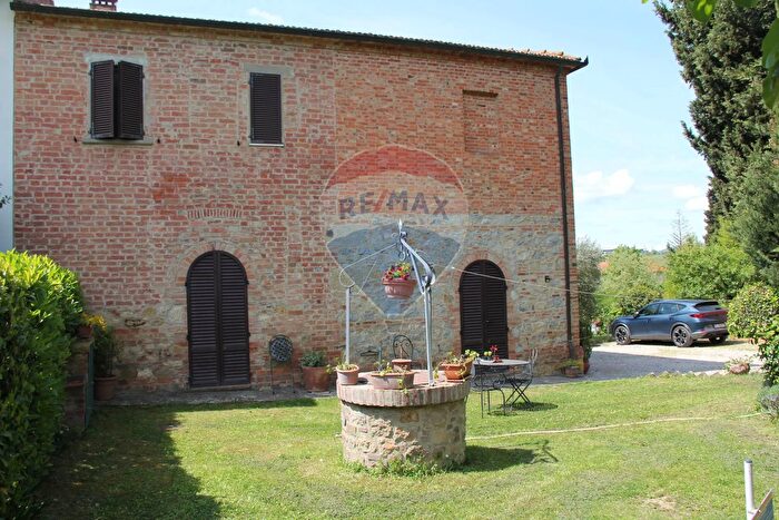 Casa con 17 locali in vendita in Montepulciano