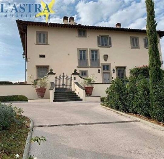 Appartamento con 6 locali in vendita in Lastra A Signa