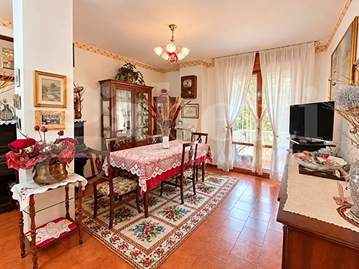 Appartamento quadrilocale in vendita in Via Pisacane, Modena