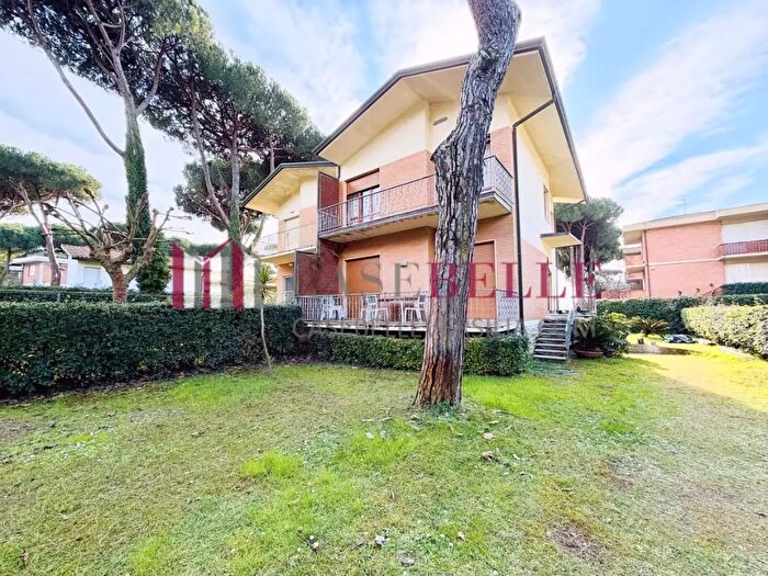 Casa con 6 locali in affitto in Camaiore