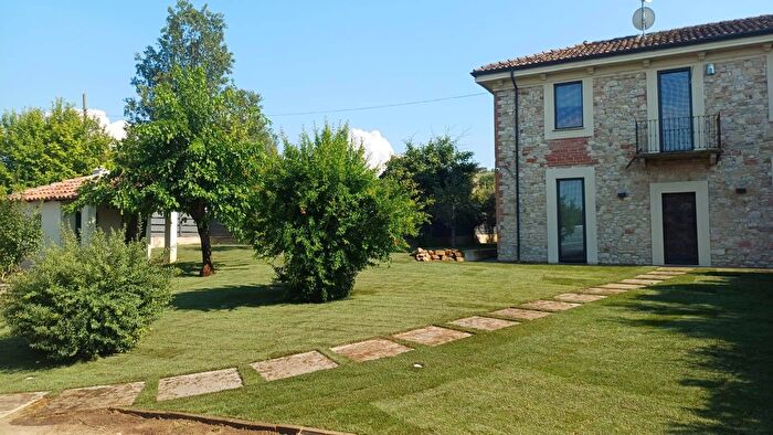 Casa con 9 locali in vendita in Gazzola