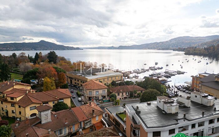 Casa con 6 locali in vendita in Via Sempione, Lesa