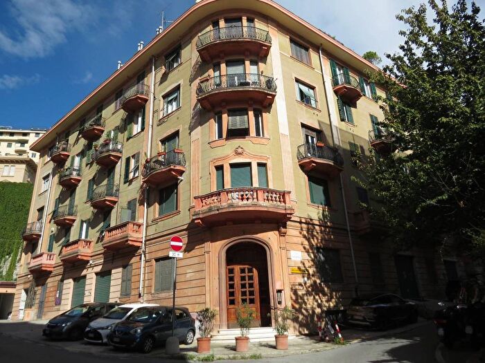 Appartamento trilocale in affitto in Via Lorenzo Stallo, Castelletto, Genova