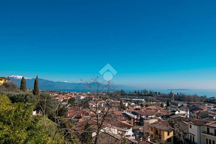 Casa con 7 locali in vendita in Padenghe Sul Garda