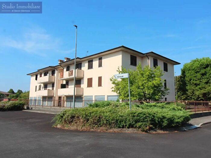 Appartamento trilocale in vendita in Via Garibaldi, Bressana Bottarone