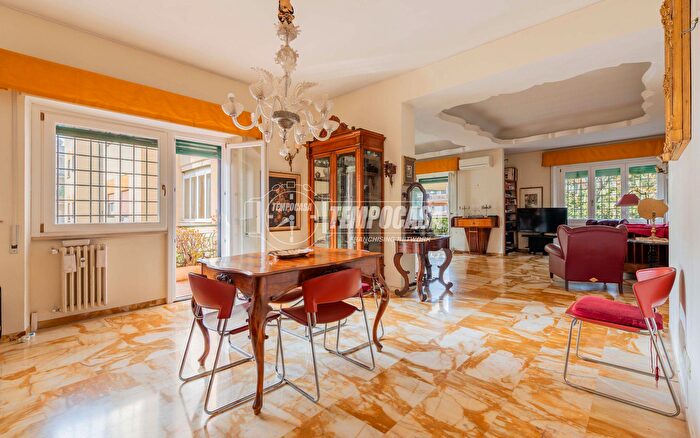 Appartamento con 5 locali in vendita in Viale della Tecnica, Roma