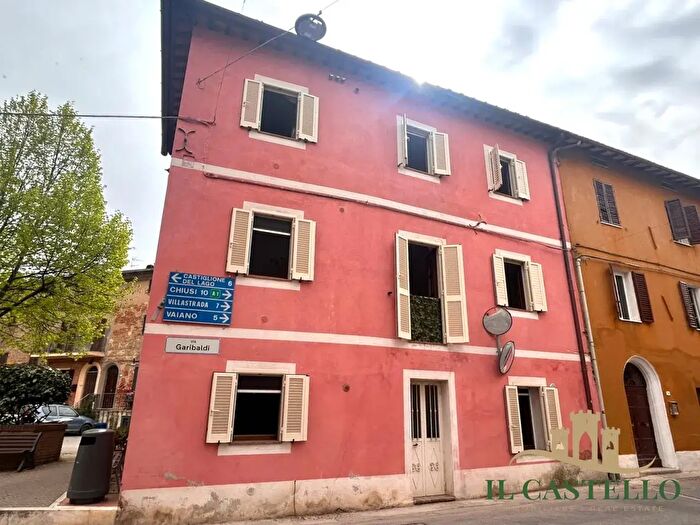 Casa con 6 locali in vendita in Castiglione Del Lago