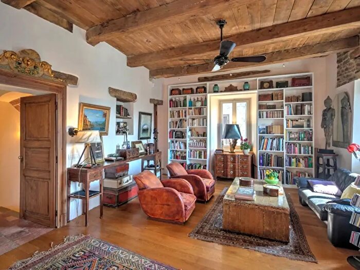 Casa con 17 locali in vendita in Bossolasco