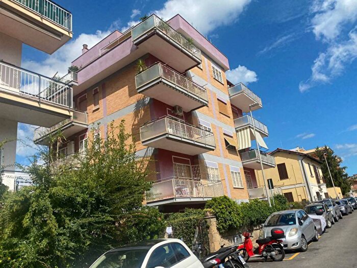 Appartamento trilocale in affitto in Via dellAcqua Paola, Gemelli Pineta Sacchetti, Roma