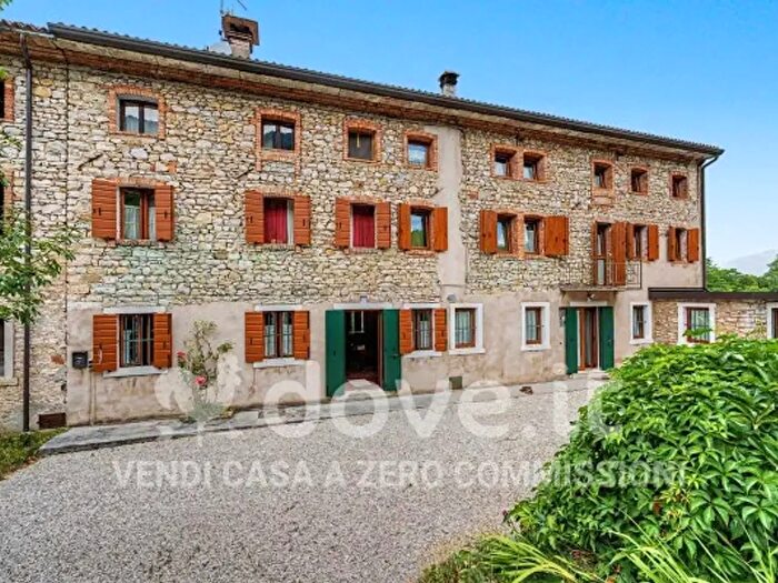 Casa con 6 locali in vendita in Via Selve, Revine Lago