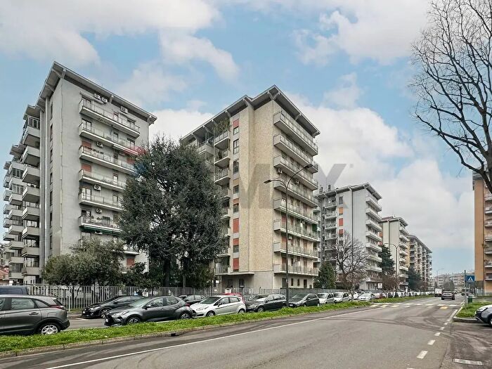 Appartamento trilocale in vendita in Via Merano, Cologno Monzese