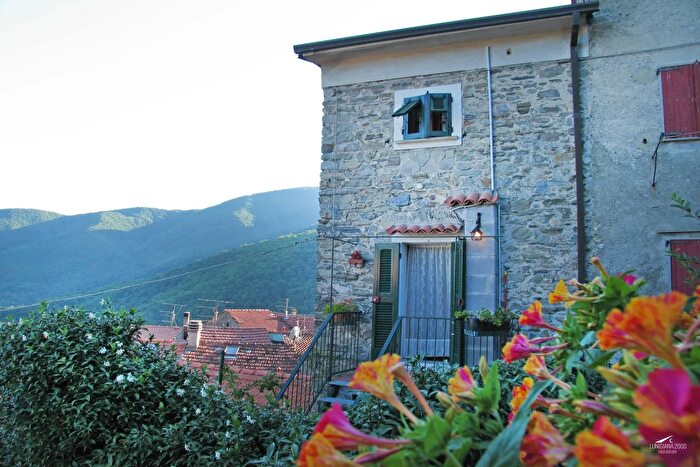 Casa con 6 locali in vendita in Tresana
