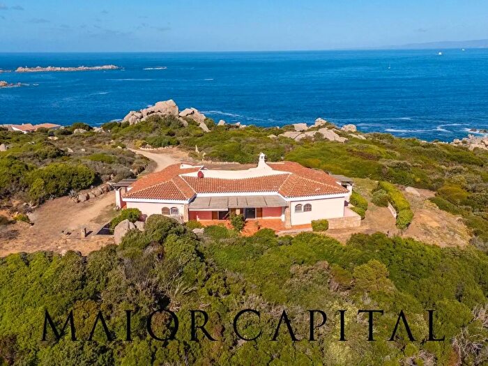 Casa con 6 locali in vendita in Santa Teresa Gallura