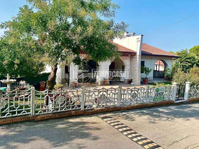 Casa con 8 locali in vendita in Via Traversa, Polverigi