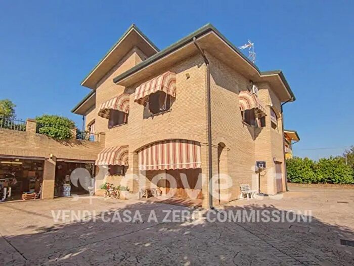 Casa con 6 locali in vendita in Via Virgiliana, Bondeno