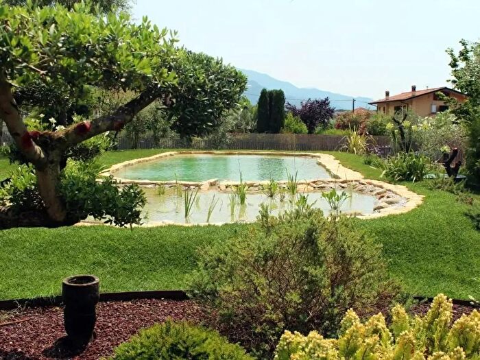 Casa con 11 locali in vendita in Massa