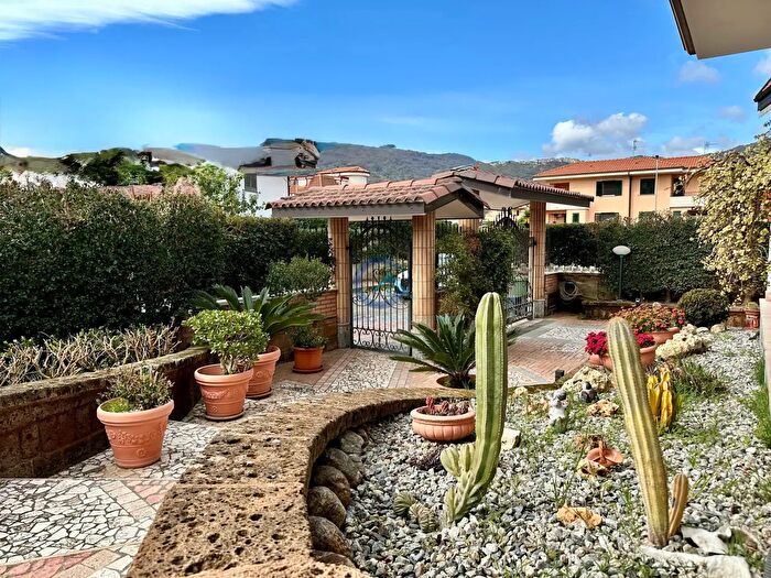 Casa con 9 locali in vendita in Via Filippo Turati, Montepaone