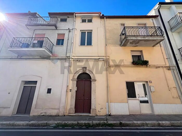 Appartamento con 8 locali in vendita in Via Appulo Lucana Snc, Grassano