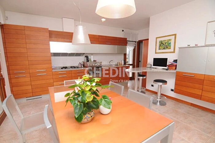 Casa con 6 locali in vendita in Godega Di SantUrbano