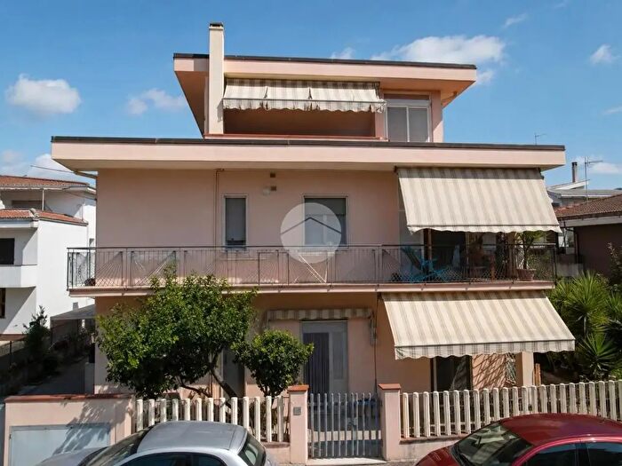 Appartamento trilocale in vendita in Via Nicolò Paganini, Pineto
