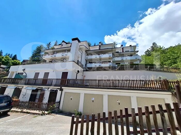 Appartamento quadrilocale in vendita in Via Piccafarro, Rocca Di Cambio
