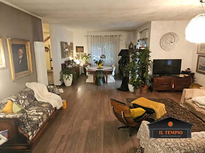 Casa con 5 locali in vendita in Via Cavour, Costabissara