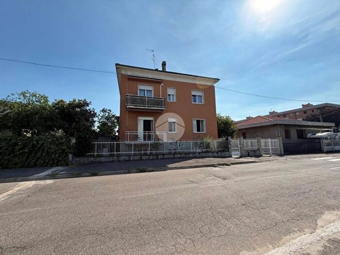 Casa trilocale in vendita in Via Giacomo Leopardi, Confini con Cusano, Paderno Dugnano