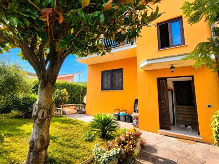 Appartamento quadrilocale in vendita in Via Cossombrato, Roma