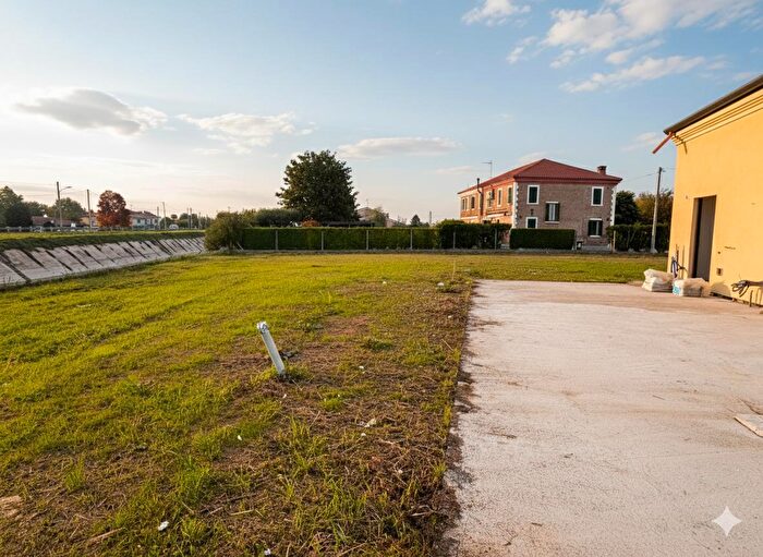 Casa quadrilocale in vendita in Via Ramodipalo Centro Snc, Lendinara