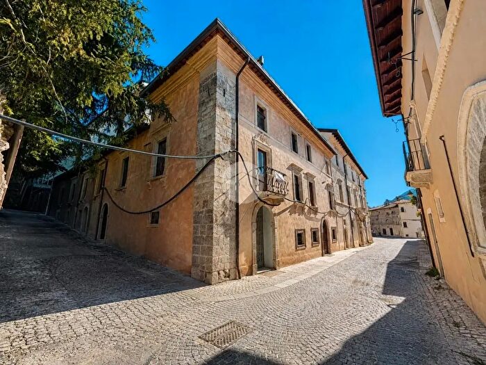 Appartamento quadrilocale in vendita in Via delle Rose, L'Aquila