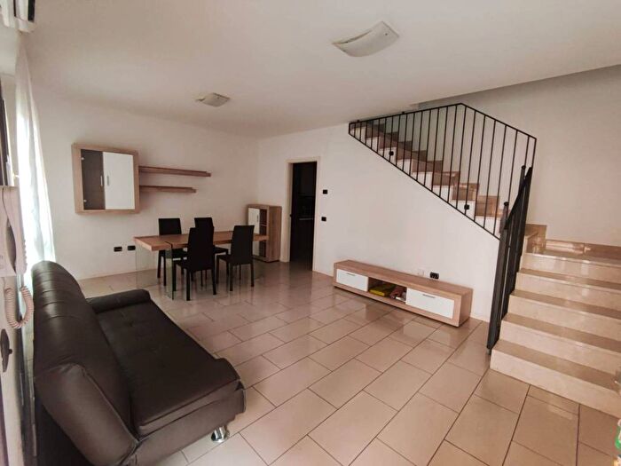 Casa con 5 locali in affitto in Viale Virginia Reiter, Viali, Modena