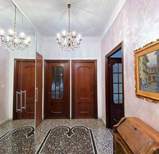 Appartamento con 6 locali in vendita in Via Luciano Manara, Genova
