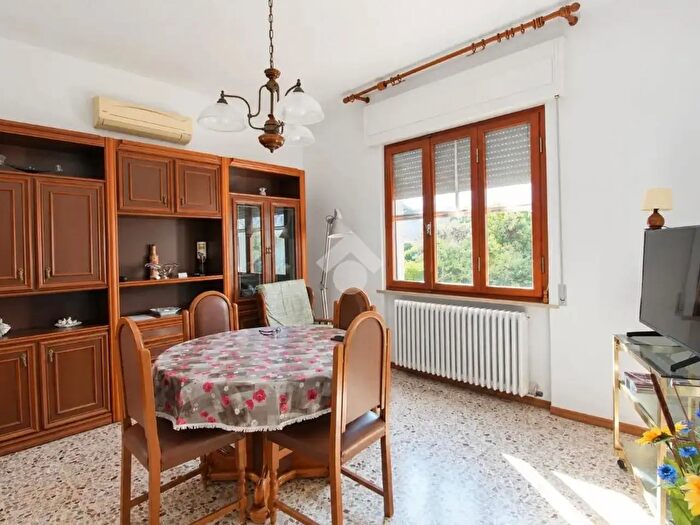 Casa con 6 locali in vendita in Via Genovesi, Cascina