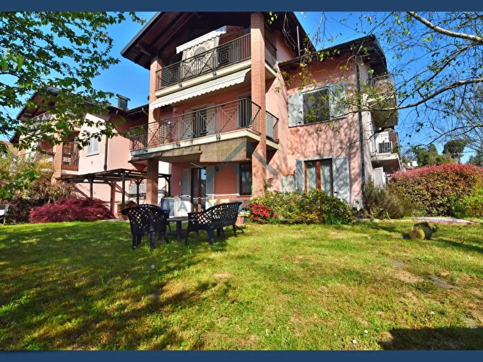 Appartamento trilocale in vendita in Via Cavour, Castronno