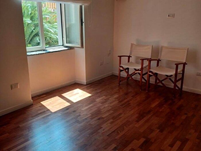 Appartamento trilocale in affitto in Via Giacomo Piscicelli, Chiaia, Napoli