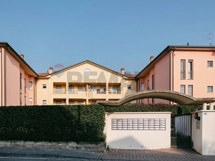 Appartamento bilocale in vendita in Via Venezia, Usmate Velate