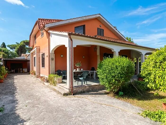 Casa con 6 locali in vendita in Via delle Acacie, Ardea