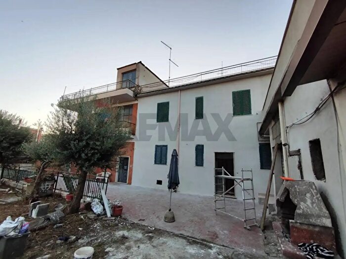 Appartamento trilocale in vendita in Via Alenda, Roma