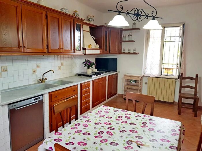 Casa quadrilocale in affitto in Montignoso