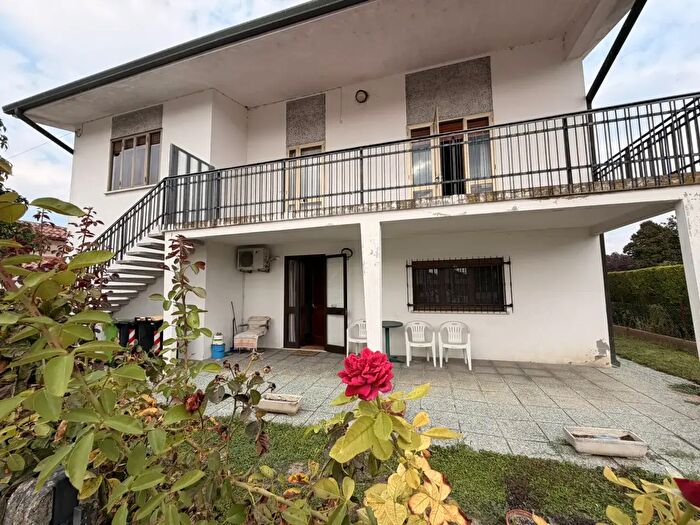 Casa con 6 locali in vendita in Via Sant'Alberto, Bagnolo Di Po