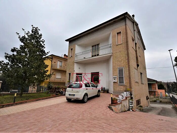 Appartamento con 6 locali in vendita in Strada Falerienze a Valle, Falerone
