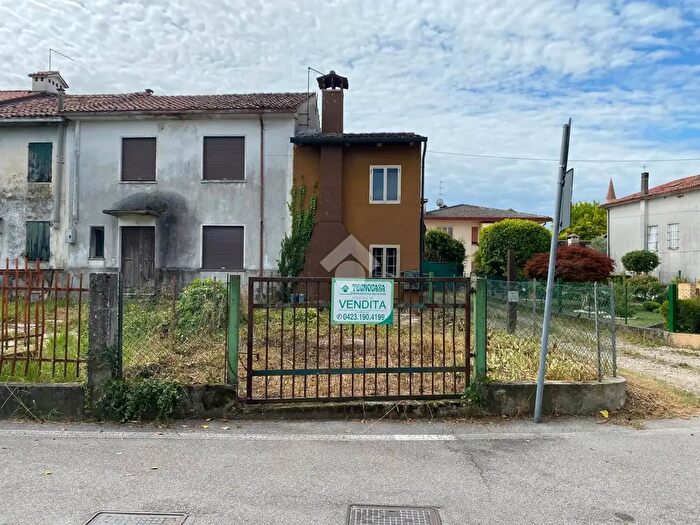 Casa quadrilocale in vendita in Via Castellana, Castelfranco Veneto