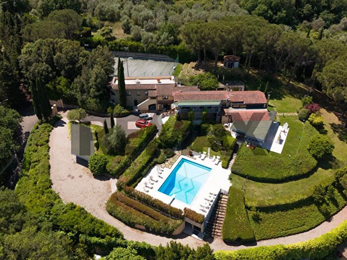 Casa con 20 locali in vendita in Arezzo