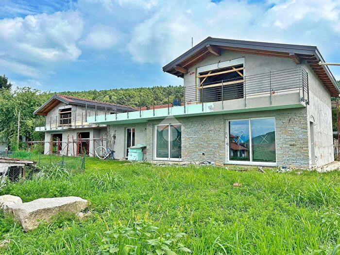 Casa quadrilocale in vendita in Via Valeria, Vergiate